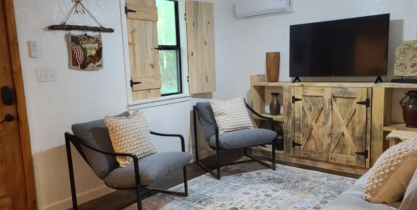 Rustic Trails Texas LLC Bank Cabin